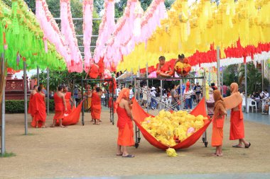 LAMPHUN - THAILAND: 11 Kasım 2023: Budist rahipler ve Budist rahipler, Kuzey Tayland 'daki Hariphunchai Phra şehrinde düzenlenen Yüz Bin Fener Festivali, yani Yi Peng Festivali' ne hazırlanıyorlar.