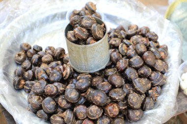 Tayland 'ın kuzeyindeki markette satılık su kestanesi veya su kestanesi yığını.