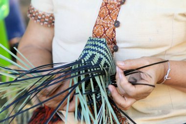 Taylandlı bir kadının eli bambudan bir sepet örüyor. İnsanlar bambudan geleneksel bir sepet örüyorlar.