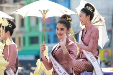 Lampang, Tayland, 13 Nisan 2024: Lanna tarzı geleneksel kostümlü güzel kadın ve Hansom erkek oyuncuları Salung Luang Klong Yai Festivali 'ni kutlamak için düzenlenen Songkran geçit törenine katıldılar.