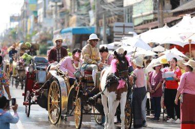 Lampang, Tayland, 13 Nisan 2024: Lanna tarzı geleneksel kostümlü güzel kadın ve Hansom erkek oyuncuları Salung Luang Klong Yai Festivali 'ni kutlamak için düzenlenen Songkran geçit törenine katıldılar.