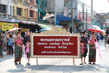 Lampang, Tayland, 13 Nisan 2024: Lanna tarzı geleneksel kostümlü güzel kadın ve Hansom erkek oyuncuları Salung Luang Klong Yai Festivali 'ni kutlamak için düzenlenen Songkran geçit törenine katıldılar.
