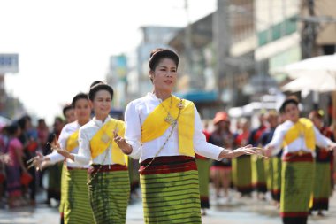 Lampang, Tayland, 13 Nisan 2024: Lanna tarzı geleneksel kostümlü güzel kadın ve Hansom erkek oyuncuları Salung Luang Klong Yai Festivali 'ni kutlamak için düzenlenen Songkran geçit törenine katıldılar.