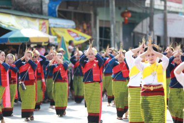 Lampang, Tayland, 13 Nisan 2024: Lanna tarzı geleneksel kostümlü güzel kadın ve Hansom erkek oyuncuları Salung Luang Klong Yai Festivali 'ni kutlamak için düzenlenen Songkran geçit törenine katıldılar.
