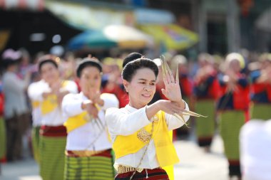 Lampang, Tayland, 13 Nisan 2024: Lanna tarzı geleneksel kostümlü güzel kadın ve Hansom erkek oyuncuları Salung Luang Klong Yai Festivali 'ni kutlamak için düzenlenen Songkran geçit törenine katıldılar.
