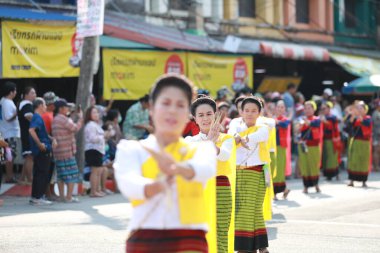 Lampang, Tayland, 13 Nisan 2024: Lanna tarzı geleneksel kostümlü güzel kadın ve Hansom erkek oyuncuları Salung Luang Klong Yai Festivali 'ni kutlamak için düzenlenen Songkran geçit törenine katıldılar.