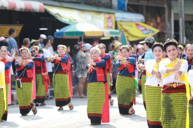 Lampang, Tayland, 13 Nisan 2024: Lanna tarzı geleneksel kostümlü güzel kadın ve Hansom erkek oyuncuları Salung Luang Klong Yai Festivali 'ni kutlamak için düzenlenen Songkran geçit törenine katıldılar.