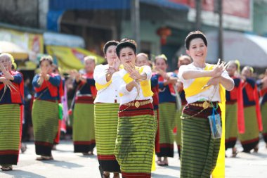 Lampang, Tayland, 13 Nisan 2024: Lanna tarzı geleneksel kostümlü güzel kadın ve Hansom erkek oyuncuları Salung Luang Klong Yai Festivali 'ni kutlamak için düzenlenen Songkran geçit törenine katıldılar.