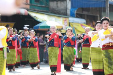 Lampang, Tayland, 13 Nisan 2024: Lanna tarzı geleneksel kostümlü güzel kadın ve Hansom erkek oyuncuları Salung Luang Klong Yai Festivali 'ni kutlamak için düzenlenen Songkran geçit törenine katıldılar.