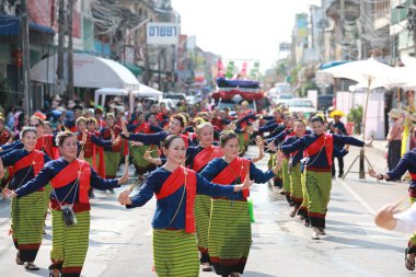 Lampang, Tayland, 13 Nisan 2024: Lanna tarzı geleneksel kostümlü güzel kadın ve Hansom erkek oyuncuları Salung Luang Klong Yai Festivali 'ni kutlamak için düzenlenen Songkran geçit törenine katıldılar.