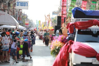 Lampang, Tayland, 13 Nisan 2024: Lanna tarzı geleneksel kostümlü güzel kadın ve Hansom erkek oyuncuları Salung Luang Klong Yai Festivali 'ni kutlamak için düzenlenen Songkran geçit törenine katıldılar.
