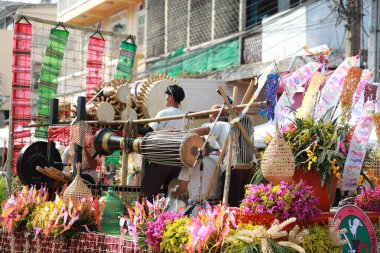 Lampang, Tayland, 13 Nisan 2024: Lanna tarzı geleneksel kostümlü güzel kadın ve Hansom erkek oyuncuları Salung Luang Klong Yai Festivali 'ni kutlamak için düzenlenen Songkran geçit törenine katıldılar.