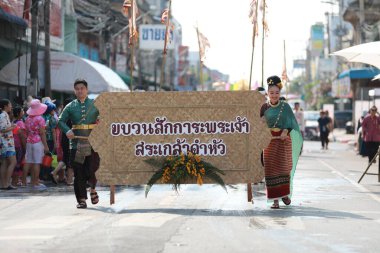 Lampang, Tayland, 13 Nisan 2024: Lanna tarzı geleneksel kostümlü güzel kadın ve Hansom erkek oyuncuları Salung Luang Klong Yai Festivali 'ni kutlamak için düzenlenen Songkran geçit törenine katıldılar.