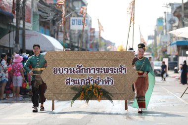 Lampang, Tayland, 13 Nisan 2024: Lanna tarzı geleneksel kostümlü güzel kadın ve Hansom erkek oyuncuları Salung Luang Klong Yai Festivali 'ni kutlamak için düzenlenen Songkran geçit törenine katıldılar.