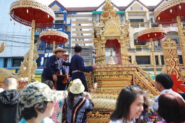 Lampang, Tayland, 13 Nisan 2024: Lanna tarzı geleneksel kostümlü güzel kadın ve Hansom erkek oyuncuları Salung Luang Klong Yai Festivali 'ni kutlamak için düzenlenen Songkran geçit törenine katıldılar.
