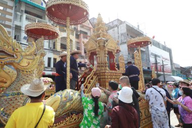 Lampang, Tayland, 13 Nisan 2024: Lanna tarzı geleneksel kostümlü güzel kadın ve Hansom erkek oyuncuları Salung Luang Klong Yai Festivali 'ni kutlamak için düzenlenen Songkran geçit törenine katıldılar.