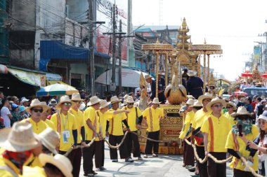Lampang, Tayland, 13 Nisan 2024: Lanna tarzı geleneksel kostümlü güzel kadın ve Hansom erkek oyuncuları Salung Luang Klong Yai Festivali 'ni kutlamak için düzenlenen Songkran geçit törenine katıldılar.
