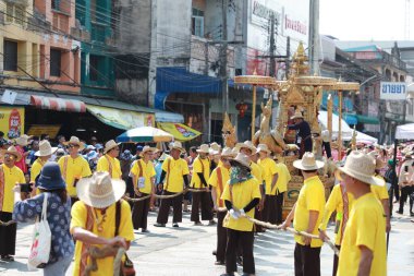 Lampang, Tayland, 13 Nisan 2024: Lanna tarzı geleneksel kostümlü güzel kadın ve Hansom erkek oyuncuları Salung Luang Klong Yai Festivali 'ni kutlamak için düzenlenen Songkran geçit törenine katıldılar.