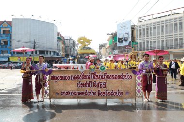 Lampang, Tayland, 13 Nisan 2024: Lanna tarzı geleneksel kostümlü güzel kadın ve Hansom erkek oyuncuları Salung Luang Klong Yai Festivali 'ni kutlamak için düzenlenen Songkran geçit törenine katıldılar.