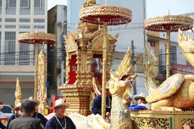 Lampang, Tayland, 13 Nisan 2024: Lanna tarzı geleneksel kostümlü güzel kadın ve Hansom erkek oyuncuları Salung Luang Klong Yai Festivali 'ni kutlamak için düzenlenen Songkran geçit törenine katıldılar.