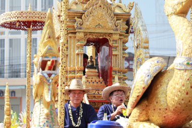 Lampang, Tayland, 13 Nisan 2024: Lanna tarzı geleneksel kostümlü güzel kadın ve Hansom erkek oyuncuları Salung Luang Klong Yai Festivali 'ni kutlamak için düzenlenen Songkran geçit törenine katıldılar.