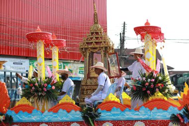 Lampang, Tayland, 13 Nisan 2024: Lanna tarzı geleneksel kostümlü güzel kadın ve Hansom erkek oyuncuları Salung Luang Klong Yai Festivali 'ni kutlamak için düzenlenen Songkran geçit törenine katıldılar.
