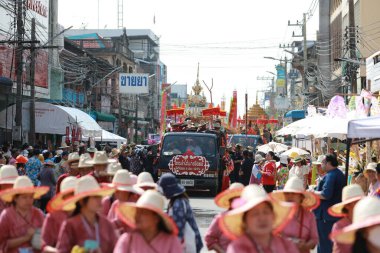 Lampang, Tayland, 13 Nisan 2024: Lanna tarzı geleneksel kostümlü güzel kadın ve Hansom erkek oyuncuları Salung Luang Klong Yai Festivali 'ni kutlamak için düzenlenen Songkran geçit törenine katıldılar.