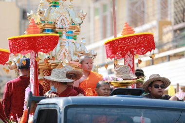 Lampang, Tayland, 13 Nisan 2024: Lanna tarzı geleneksel kostümlü güzel kadın ve Hansom erkek oyuncuları Salung Luang Klong Yai Festivali 'ni kutlamak için düzenlenen Songkran geçit törenine katıldılar.