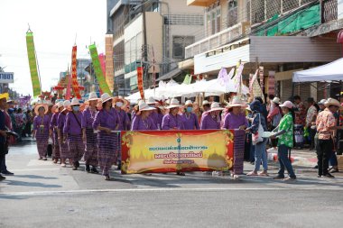 Lampang, Tayland, 13 Nisan 2024: Lanna tarzı geleneksel kostümlü güzel kadın ve Hansom erkek oyuncuları Salung Luang Klong Yai Festivali 'ni kutlamak için düzenlenen Songkran geçit törenine katıldılar.