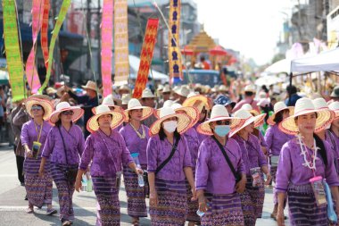 Lampang, Tayland, 13 Nisan 2024: Lanna tarzı geleneksel kostümlü güzel kadın ve Hansom erkek oyuncuları Salung Luang Klong Yai Festivali 'ni kutlamak için düzenlenen Songkran geçit törenine katıldılar.