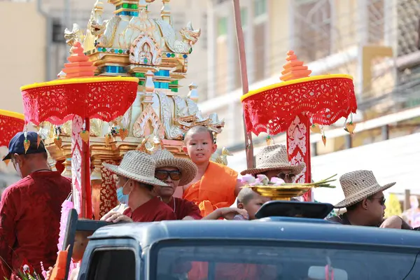 Lampang, Tayland, 13 Nisan 2024: Lanna tarzı geleneksel kostümlü güzel kadın ve Hansom erkek oyuncuları Salung Luang Klong Yai Festivali 'ni kutlamak için düzenlenen Songkran geçit törenine katıldılar.