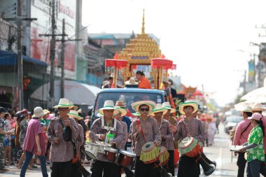 Lampang, Tayland, 13 Nisan 2024: Lanna tarzı geleneksel kostümlü güzel kadın ve Hansom erkek oyuncuları Salung Luang Klong Yai Festivali 'ni kutlamak için düzenlenen Songkran geçit törenine katıldılar.