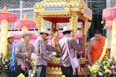 Lampang, Tayland, 13 Nisan 2024: Lanna tarzı geleneksel kostümlü güzel kadın ve Hansom erkek oyuncuları Salung Luang Klong Yai Festivali 'ni kutlamak için düzenlenen Songkran geçit törenine katıldılar.