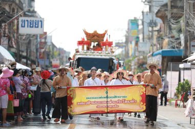 Lampang, Tayland, 13 Nisan 2024: Lanna tarzı geleneksel kostümlü güzel kadın ve Hansom erkek oyuncuları Salung Luang Klong Yai Festivali 'ni kutlamak için düzenlenen Songkran geçit törenine katıldılar.