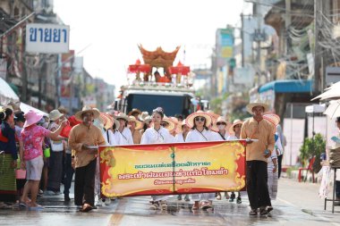 Lampang, Tayland, 13 Nisan 2024: Lanna tarzı geleneksel kostümlü güzel kadın ve Hansom erkek oyuncuları Salung Luang Klong Yai Festivali 'ni kutlamak için düzenlenen Songkran geçit törenine katıldılar.