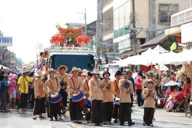 Lampang, Tayland, 13 Nisan 2024: Lanna tarzı geleneksel kostümlü güzel kadın ve Hansom erkek oyuncuları Salung Luang Klong Yai Festivali 'ni kutlamak için düzenlenen Songkran geçit törenine katıldılar.