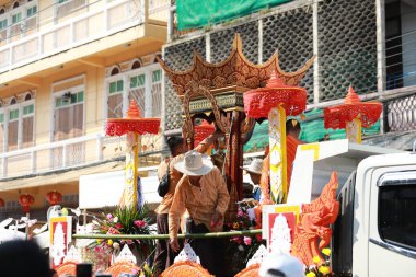 Lampang, Tayland, 13 Nisan 2024: Lanna tarzı geleneksel kostümlü güzel kadın ve Hansom erkek oyuncuları Salung Luang Klong Yai Festivali 'ni kutlamak için düzenlenen Songkran geçit törenine katıldılar.