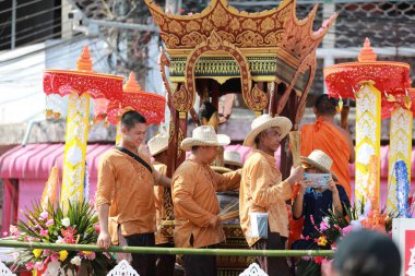 Lampang, Tayland, 13 Nisan 2024: Lanna tarzı geleneksel kostümlü güzel kadın ve Hansom erkek oyuncuları Salung Luang Klong Yai Festivali 'ni kutlamak için düzenlenen Songkran geçit törenine katıldılar.