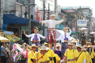 Lampang, Tayland, 13 Nisan 2024: Lanna tarzı geleneksel kostümlü güzel kadın ve Hansom erkek oyuncuları Salung Luang Klong Yai Festivali 'ni kutlamak için düzenlenen Songkran geçit törenine katıldılar.