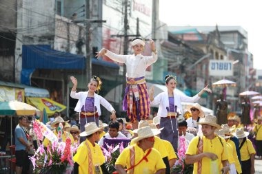 Lampang, Tayland, 13 Nisan 2024: Lanna tarzı geleneksel kostümlü güzel kadın ve Hansom erkek oyuncuları Salung Luang Klong Yai Festivali 'ni kutlamak için düzenlenen Songkran geçit törenine katıldılar.