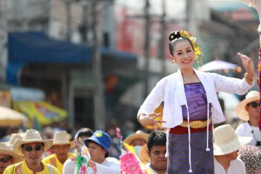 Lampang, Tayland, 13 Nisan 2024: Lanna tarzı geleneksel kostümlü güzel kadın ve Hansom erkek oyuncuları Salung Luang Klong Yai Festivali 'ni kutlamak için düzenlenen Songkran geçit törenine katıldılar.