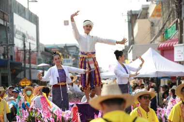 Lampang, Tayland, 13 Nisan 2024: Lanna tarzı geleneksel kostümlü güzel kadın ve Hansom erkek oyuncuları Salung Luang Klong Yai Festivali 'ni kutlamak için düzenlenen Songkran geçit törenine katıldılar.