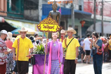 Lampang, Tayland, 13 Nisan 2024: Lanna tarzı geleneksel kostümlü güzel kadın ve Hansom erkek oyuncuları Salung Luang Klong Yai Festivali 'ni kutlamak için düzenlenen Songkran geçit törenine katıldılar.