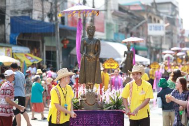 Lampang, Tayland, 13 Nisan 2024: Lanna tarzı geleneksel kostümlü güzel kadın ve Hansom erkek oyuncuları Salung Luang Klong Yai Festivali 'ni kutlamak için düzenlenen Songkran geçit törenine katıldılar.