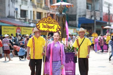 Lampang, Tayland, 13 Nisan 2024: Lanna tarzı geleneksel kostümlü güzel kadın ve Hansom erkek oyuncuları Salung Luang Klong Yai Festivali 'ni kutlamak için düzenlenen Songkran geçit törenine katıldılar.