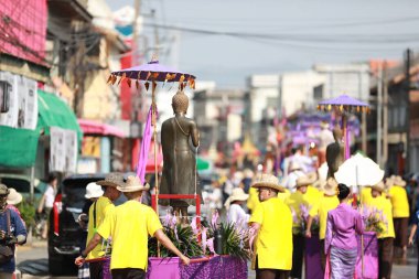 Lampang, Tayland, 13 Nisan 2024: Lanna tarzı geleneksel kostümlü güzel kadın ve Hansom erkek oyuncuları Salung Luang Klong Yai Festivali 'ni kutlamak için düzenlenen Songkran geçit törenine katıldılar.