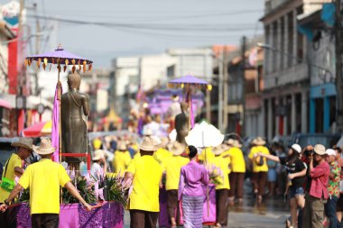 Lampang, Tayland, 13 Nisan 2024: Lanna tarzı geleneksel kostümlü güzel kadın ve Hansom erkek oyuncuları Salung Luang Klong Yai Festivali 'ni kutlamak için düzenlenen Songkran geçit törenine katıldılar.
