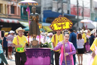 Lampang, Tayland, 13 Nisan 2024: Lanna tarzı geleneksel kostümlü güzel kadın ve Hansom erkek oyuncuları Salung Luang Klong Yai Festivali 'ni kutlamak için düzenlenen Songkran geçit törenine katıldılar.