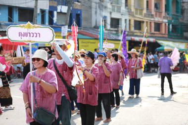 Lampang, Tayland, 13 Nisan 2024: Salung Luang Klong Yai Festivali onuruna düzenlenen Songkran geçit töreninde, geleneksel Lanna kıyafeti giymiş yakışıklı kadın oyuncular ve Hansom erkek aktörler yer aldı..