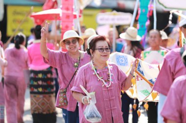 Lampang, Tayland, 13 Nisan 2024: Salung Luang Klong Yai Festivali onuruna düzenlenen Songkran geçit töreninde, geleneksel Lanna kıyafeti giymiş yakışıklı kadın oyuncular ve Hansom erkek aktörler yer aldı..